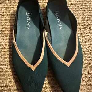 VIVAIA Women's Elegant Green and Tan Flats